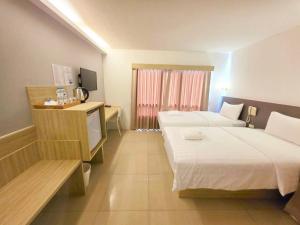Postel nebo postele na pokoji v ubytování Prom Ratchada Hotel + 33 fotografií