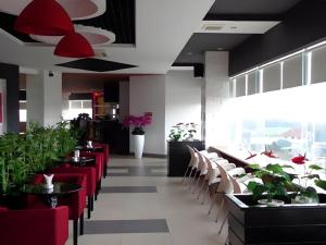 En restaurant eller et andet spisested på BMC Ha Tinh hotel