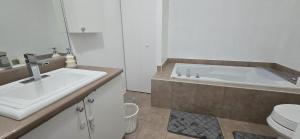 Koupelna v ubytování Charming Family Home in Peaceful Laval