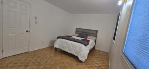 Postel nebo postele na pokoji v ubytování Charming Family Home in Peaceful Laval