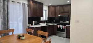 Kuchyň nebo kuchyňský kout v ubytování Charming Family Home in Peaceful Laval