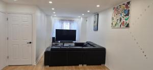 TV a/nebo společenská místnost v ubytování Charming Family Home in Peaceful Laval