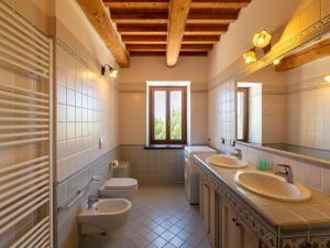 un bagno con due lavandini e un WC di Apartment in a farmhouse with 2 swimming pools a Cagli Altre 33 foto