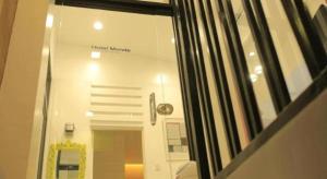 ein Glasfenster einer Tür mit einem Schild mit der Aufschrift „Hotel Wonders“ in der Unterkunft Hotel Monde in Dagupan + 58 Fotos