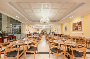 En restaurant eller et andet spisested på Guangzhou Xiangjiang Health Valley