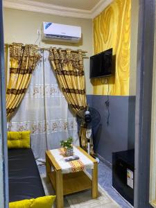 ein Wohnzimmer mit Sofa und Tisch in der Unterkunft Le Centurion in Brazzaville