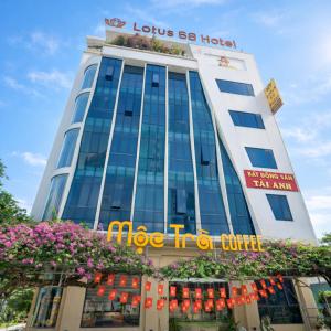 een gebouw met een bord ervoor bij Lotus 68 Hotel in Ninh Binh