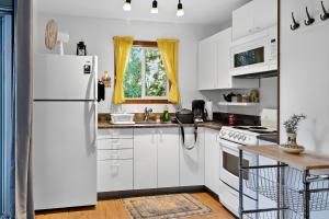 Kuchyň nebo kuchyňský kout v ubytování Little Bear Cabin at Raven's Moon