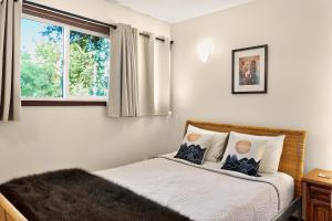 Postel nebo postele na pokoji v ubytování Little Bear Cabin at Raven's Moon