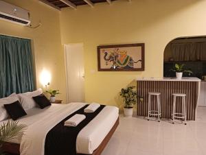 een slaapkamer met een groot bed in een kamer bij Om Villa in Varkala +37 foto's