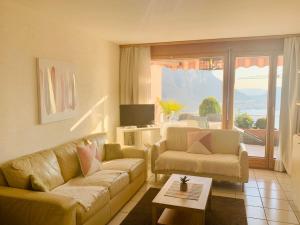 een woonkamer met een bank en een tafel bij Casa Rosa in Rovio