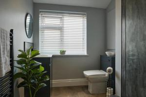 Et badeværelse på Comfort 2BR By Eason Stays Short Lets Denton