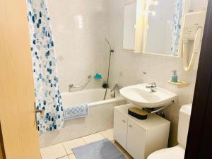 een badkamer met een wastafel, een toilet en een bad bij Casa Rosa in Rovio +38 foto's