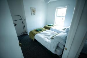 En eller flere senge i et værelse på Three BR House By Eason Stays Short Lets Lowestoft