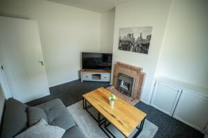 Et tv og/eller underholdning på Three BR House By Eason Stays Short Lets Lowestoft