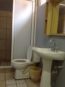 ein Badezimmer mit Toilette und Waschbecken in der Unterkunft Hotel Galeria & Boutique in Mexiko-Stadt + 13 Fotos