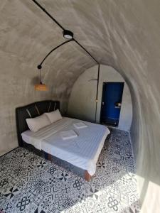 ein Schlafzimmer mit einem Bett in einem Tunnel in der Unterkunft The Bear Bungalow in Kampot + 41 Fotos