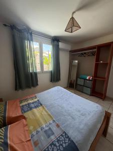 Giường trong phòng chung tại Le Beaucarnéa