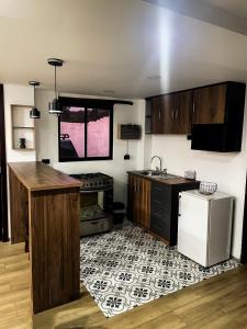 een keuken met een spoelbak en een koelkast bij Refugio moderno con vistas increíbles 