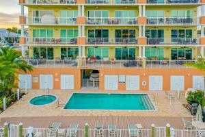 een appartementencomplex met een zwembad ervoor bij Dolphin's Cove - Clearwater Beach, FL in Clearwater Beach