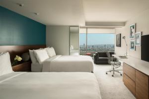 Giường trong phòng chung tại Andaz West Hollywood, By Hyatt