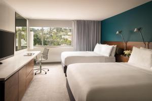 Giường trong phòng chung tại Andaz West Hollywood, By Hyatt +111 ảnh