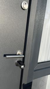 ein Schließen einer Tür mit einem Fenster in der Unterkunft Baadenbergerstay B in Köln