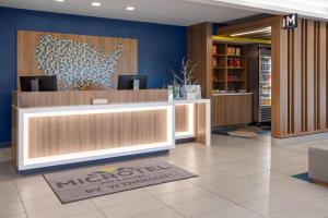 Khu vực sảnh/lễ tân tại Microtel Inn & Suites by Wyndham Rehoboth Beach +24 ảnh