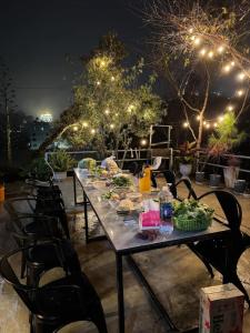een lange tafel met eten erop en verlichting bij Hạ Hoàng Hôn House & Coffee in Da Lat