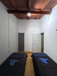 een kamer met twee bedden in een kamer bij Departamento Zoe in La Falda