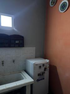 een kleine keuken met een witte koelkast en een raam bij Departamento Zoe in La Falda