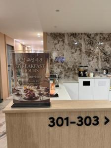 a sign on top of a counter in a kitchen at Golden Hotel 골든 호텔 in Hyomoktong-Ilgu