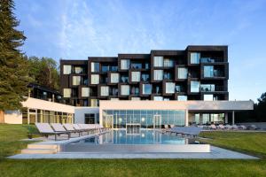 un grande edificio con una piscina di fronte di Fritz Lauterbad a Freudenstadt