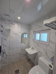 Et badeværelse på Golden Hotel 골든 호텔 + 9 billeder