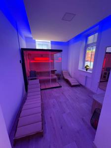 una stanza vuota con scale e un rosso e blu di Hotel & SPA centrum PALMIRA a Uherský Brod