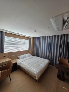 En eller flere senge i et værelse på Golden Hotel 골든 호텔