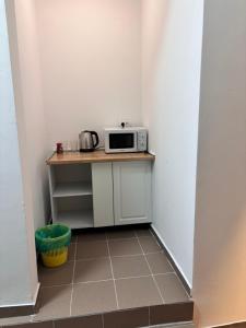 eine kleine Küche mit einer Mikrowelle auf der Theke in der Unterkunft Piata Uniri Cozy Inn in Bukarest + 27 Fotos