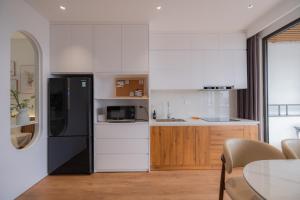 Køkken eller tekøkken på Mia Apartments by XÔI Residences + 42 billeder