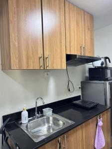 Nhà bếp/bếp nhỏ tại 22F Condo at The Loop Tower Limketkai Center CDO +2 ảnh