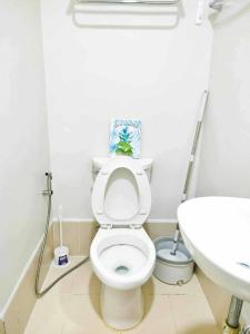 Phòng tắm tại 22F Condo at The Loop Tower Limketkai Center CDO