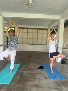 een man en een vrouw die yoga doen in een kamer bij Tikiri Latha Hanthana in Kandy