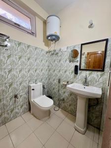 un bagno con un water e un lavandino di Hotel Purnima by smugglers hotels a Kasol