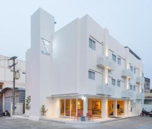 een wit gebouw met een bord erop bij 777Bliss Hometel in Nakhon Phanom