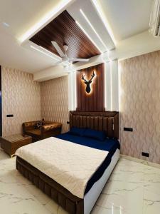 a bedroom with a bed and a ceiling fan at Hulk apartment in Ghaziabad