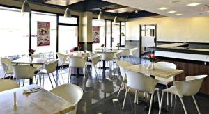 een restaurant met witte tafels en witte stoelen bij Express Inn Cebu Mabolo in Mabolo