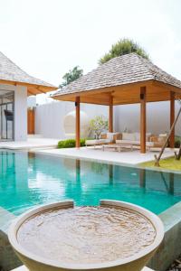 einen Pool mit Pavillon und Pool in der Unterkunft Anchan Flora Luxury 2BR Pool Villa in Thalang + 73 Fotos
