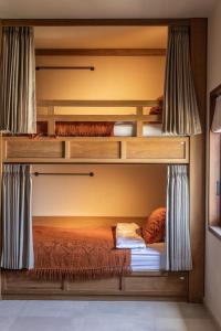 een slaapkamer met twee stapelbedden in een kamer bij TheSoulHouseBali in Canggu +66 foto's