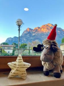 een knuffeldier met een hoedje naast een Star Wars-speelgoedje bij R&B Casa Wanda since 1999 in Riva del Garda