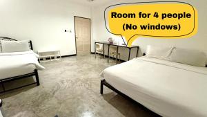 een kamer met twee bedden en een kamer voor bij WAKE UP @Lanta Hotel : Cafe in Koh Lanta