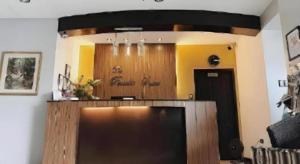 eine Lobby mit einem großen Flachbildfernseher in einem Zimmer in der Unterkunft Peridot Suites in Buhangin